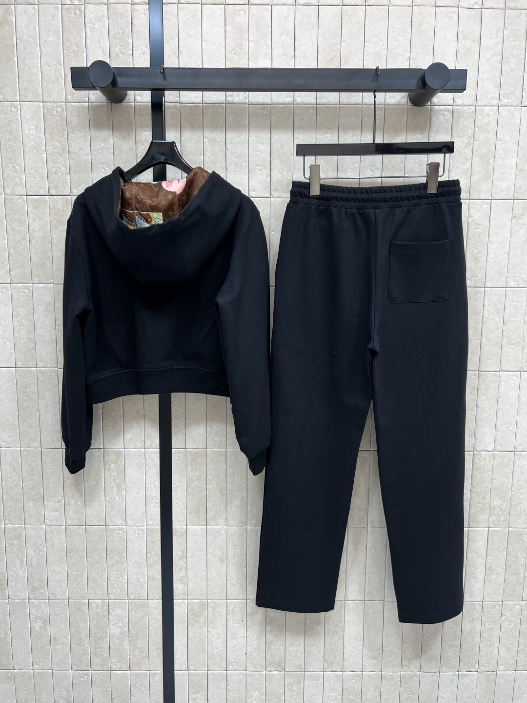 L家 25早秋新款 双面穿连帽双面穿卫衣+高腰休闲卫裤 连帽版型青春减龄 一面经典老花邮票图案  另一面