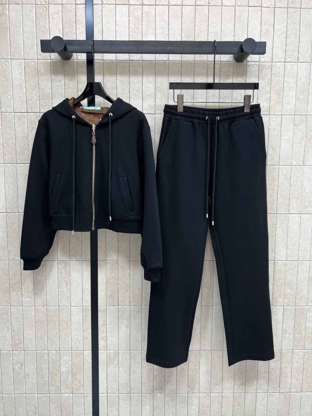 NO:466946,L family 25 early autumn new style, double-sided hooded double-sided hooded sweatshirt + high-waisted casual hooded sweatshirts, hooded style youthful and age-reducing. One side of classic old-fashioned stamp pattern, the other side is cool and clean. The two-sided style is casually cut with casual straight pants. The loose and lively sports suit. The loose and versatile style is not picky. Everyday leisure is very good. Two-color three-code Size/S-M-L,,louis vuitton,hoodie,sweatshirts,hats,alexander wang19860909L家 25早秋新款 双面穿连帽双面穿卫衣+高腰休闲卫裤 连帽版型青春减龄 一面经典老花邮票图案 另一面是炫酷净色 两面风格随意切搭 搭配休闲直筒裤宽松休闲版型 随性有活力的运动套装 宽松版型百搭不挑人 日常休闲都很不错 两色三码Size/S-M-L,,louis vuitton,hoodie,sweatshirts,hats,alexander wang,Women's clothing