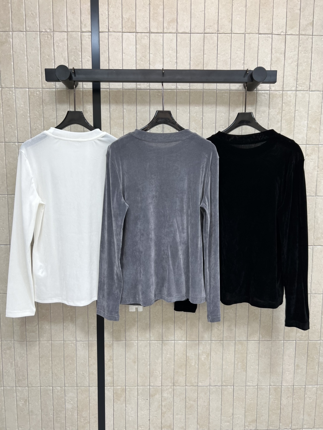 D家 25早秋新款 丝绒圆领长袖打底衫 定制丝绒面料 修身版型轻松穿出辣妹身材 胸前配有品牌的刺绣字母小