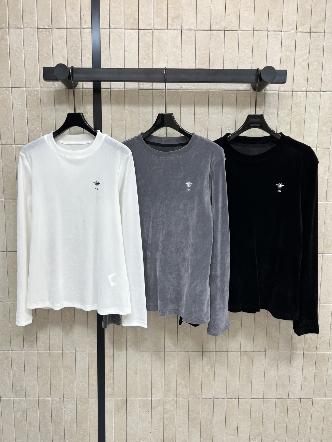 NO:466963,D Home 25 early autumn new velvet round neck long-sleeved base shirt Customized velvet fabric Slim fit style easily to create a hot girl's figure. The chest is equipped with brand embroidered letters Little Bee logo embellishment. The round neck design shows the temperament. It is very good to wear it alone or inside. Three colors and three codes Size/S-M-L, dior, alexander wang19860909D家 25早秋新款 丝绒圆领长袖打底衫 定制丝绒面料 修身版型轻松穿出辣妹身材 胸前配有品牌的刺绣字母小蜜蜂logo点缀 圆领设计巨显气质 单穿或者内搭都很不错 三色三码Size/S-M-L,,dior,alexander wang,Women's clothing