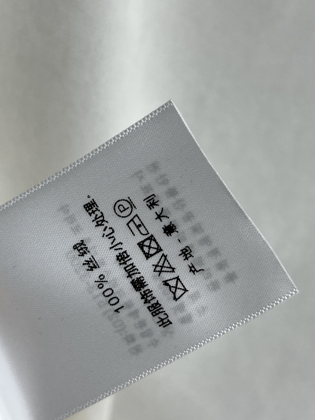 D家 25早秋新款 丝绒圆领长袖打底衫 定制丝绒面料 修身版型轻松穿出辣妹身材 胸前配有品牌的刺绣字母小