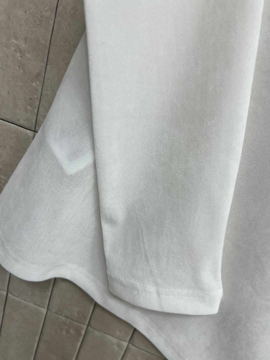 D家 25早秋新款 丝绒圆领长袖打底衫 定制丝绒面料 修身版型轻松穿出辣妹身材 胸前配有品牌的刺绣字母小