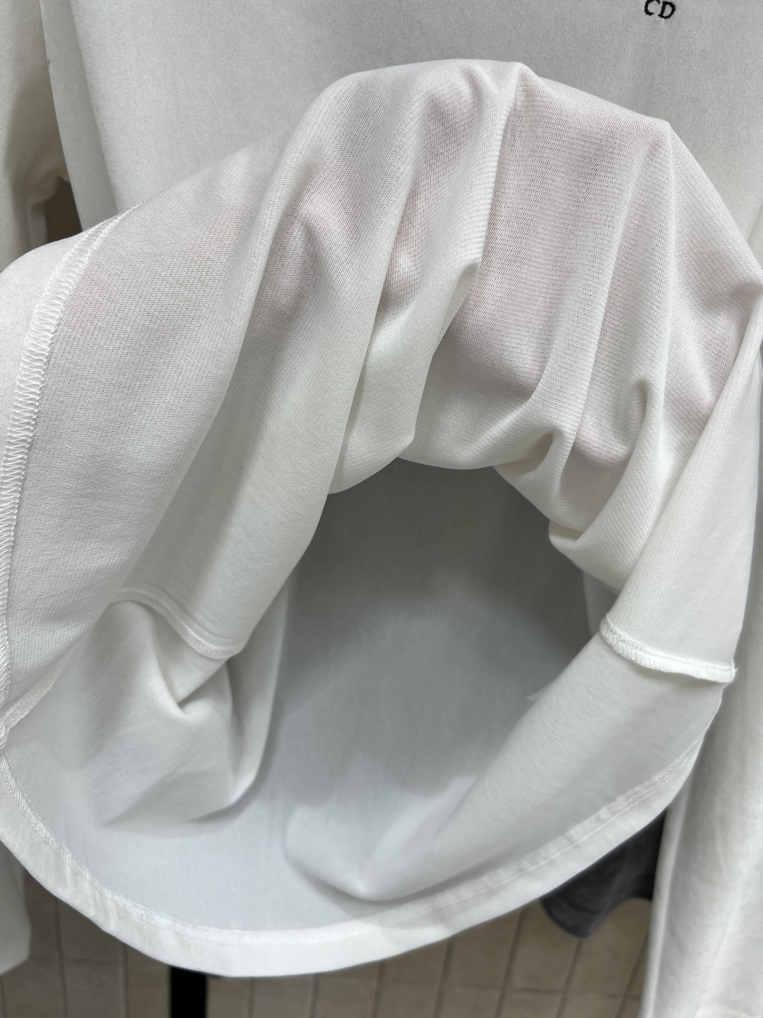 D家 25早秋新款 丝绒圆领长袖打底衫 定制丝绒面料 修身版型轻松穿出辣妹身材 胸前配有品牌的刺绣字母小