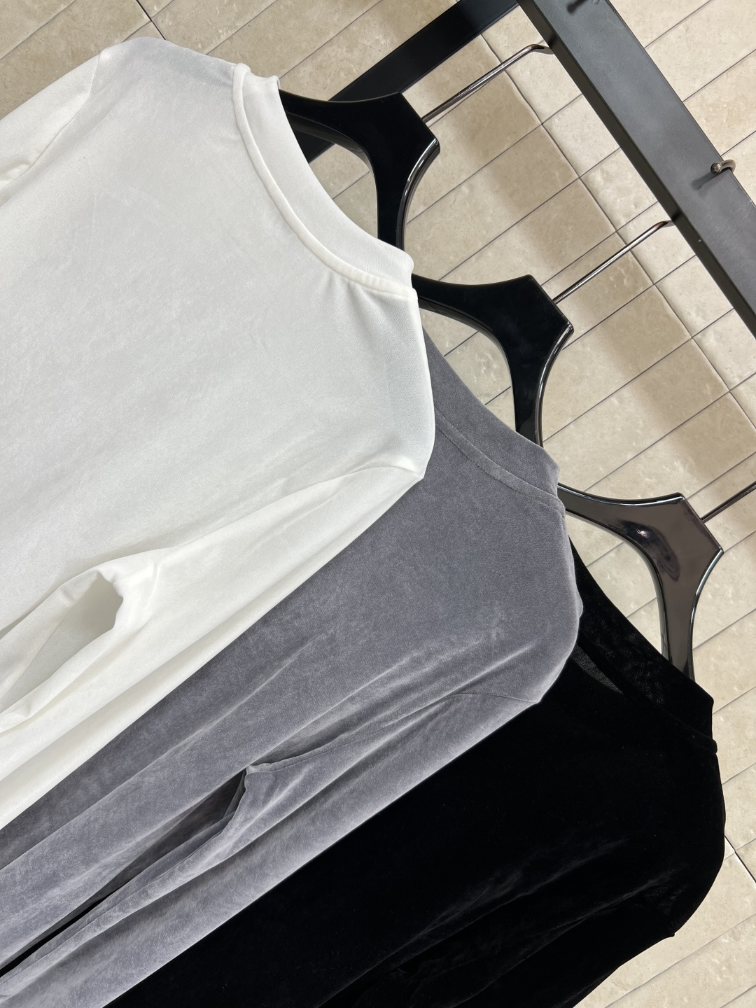 D家 25早秋新款 丝绒圆领长袖打底衫 定制丝绒面料 修身版型轻松穿出辣妹身材 胸前配有品牌的刺绣字母小