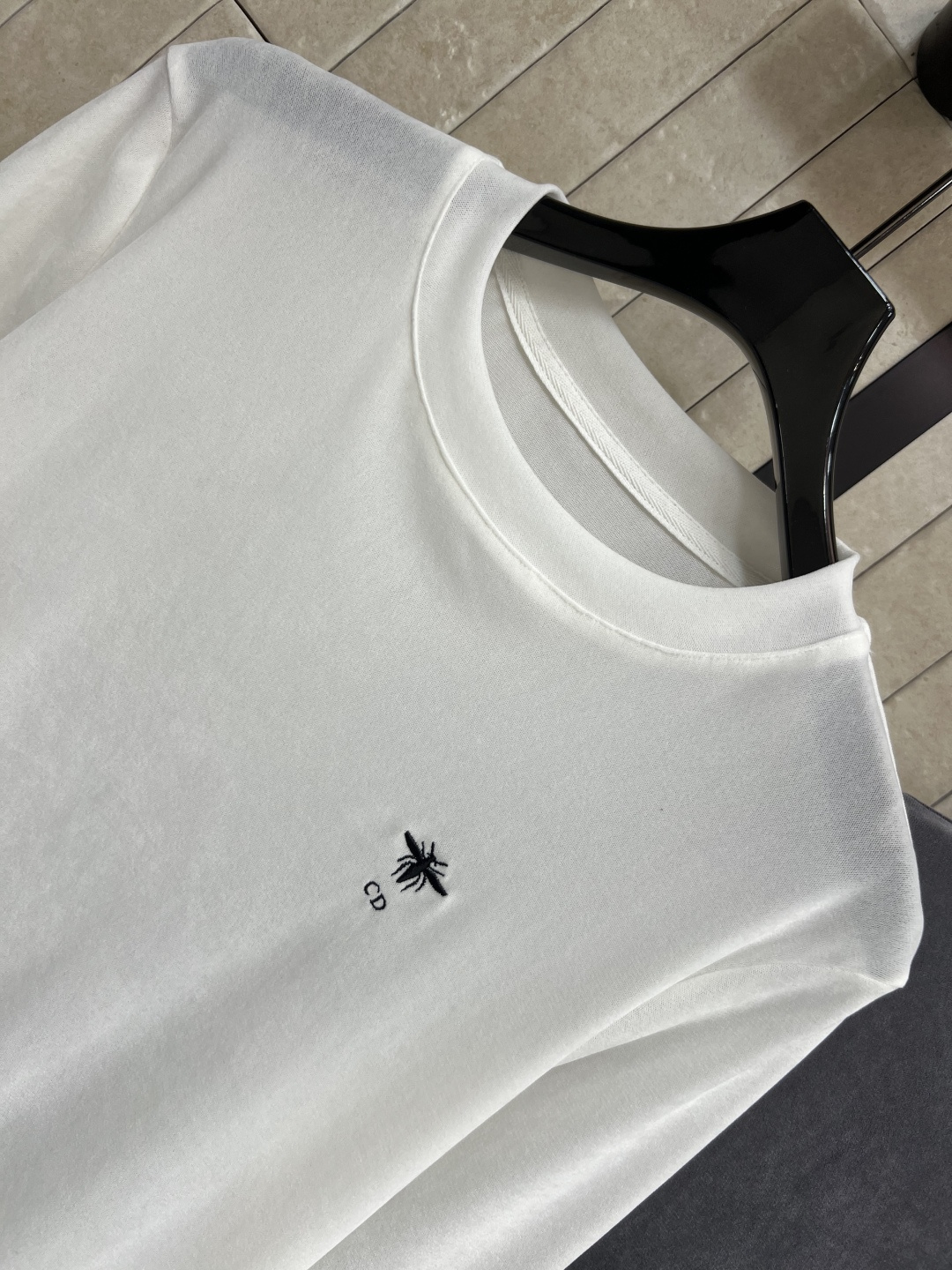 D家 25早秋新款 丝绒圆领长袖打底衫 定制丝绒面料 修身版型轻松穿出辣妹身材 胸前配有品牌的刺绣字母小