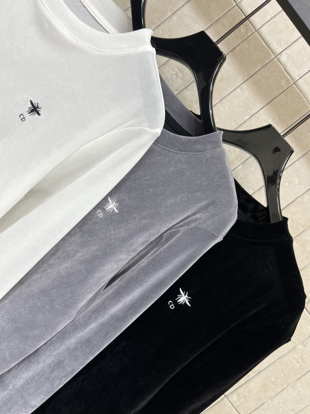 D家 25早秋新款 丝绒圆领长袖打底衫 定制丝绒面料 修身版型轻松穿出辣妹身材 胸前配有品牌的刺绣字母小