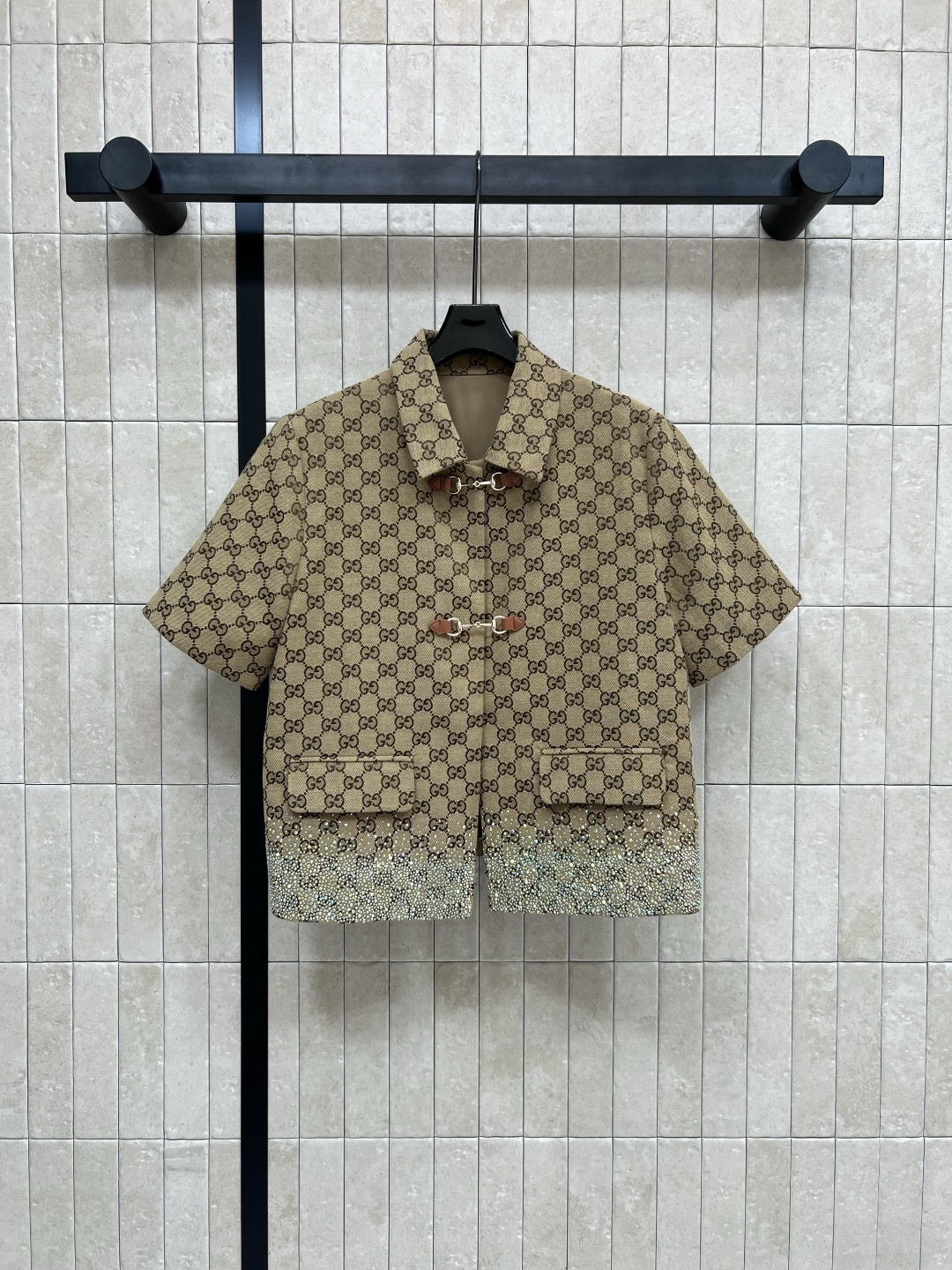 NO:466980,G Home 25 early autumn new style, double G jacquard ironing series, lapel short-sleeved shirt + short-sleeved dress + hip-covered skirt, customized classic brown double G jacquard fabric, high-temperature color diamond ironing technology, retro fashionable and high-end items, paired with the same series, slim and versatile, retro fashionable and high-end items, loose style, comfortable and versatile, not picky, casual commuting, all in one color, three codes, Size/S-M-L,, gucci, skirts, T-shirt, alexander wang19860909G家 25早秋新款 双G提花烫钻系列 翻领短袖衬衣+短袖连衣裙+包臀短裙 定制经典咖色双G提花面料 下摆高温彩色烫钻工艺 复古时髦又高级的单品 同系列搭配上身显瘦又百搭 复古时髦又高级的单品 宽松版型舒适百搭不挑人 休闲通勤都很不错一色三码 Size/S-M-L,,gucci,skirts,T-shirt,alexander wang,Women's clothing