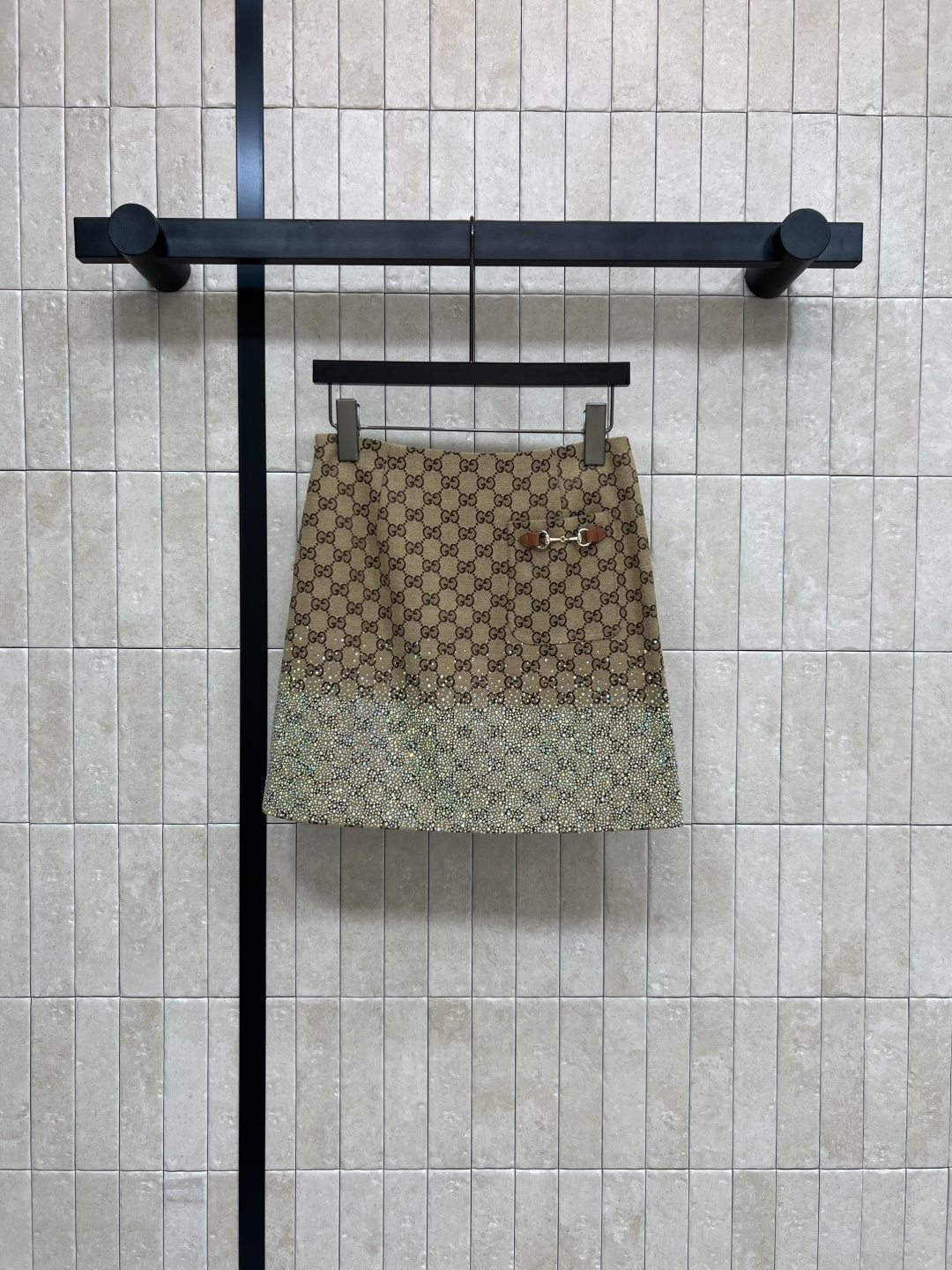 NO:466992,G Home 25 early autumn new style, double G jacquard ironing series, lapel short-sleeved shirt + short-sleeved dress + hip-covered skirt, customized classic brown double G jacquard fabric, high-temperature color diamond ironing technology, retro fashionable and high-end items, paired with the same series, slim and versatile, retro fashionable and high-end items, loose style, comfortable and versatile, not picky, casual commuting, all in one color, three codes, Size/S-M-L,, gucci, skirts, T-shirt, alexander wang19860909G家 25早秋新款 双G提花烫钻系列 翻领短袖衬衣+短袖连衣裙+包臀短裙 定制经典咖色双G提花面料 下摆高温彩色烫钻工艺 复古时髦又高级的单品 同系列搭配上身显瘦又百搭 复古时髦又高级的单品 宽松版型舒适百搭不挑人 休闲通勤都很不错一色三码 Size/S-M-L,,gucci,skirts,T-shirt,alexander wang,Women's clothing