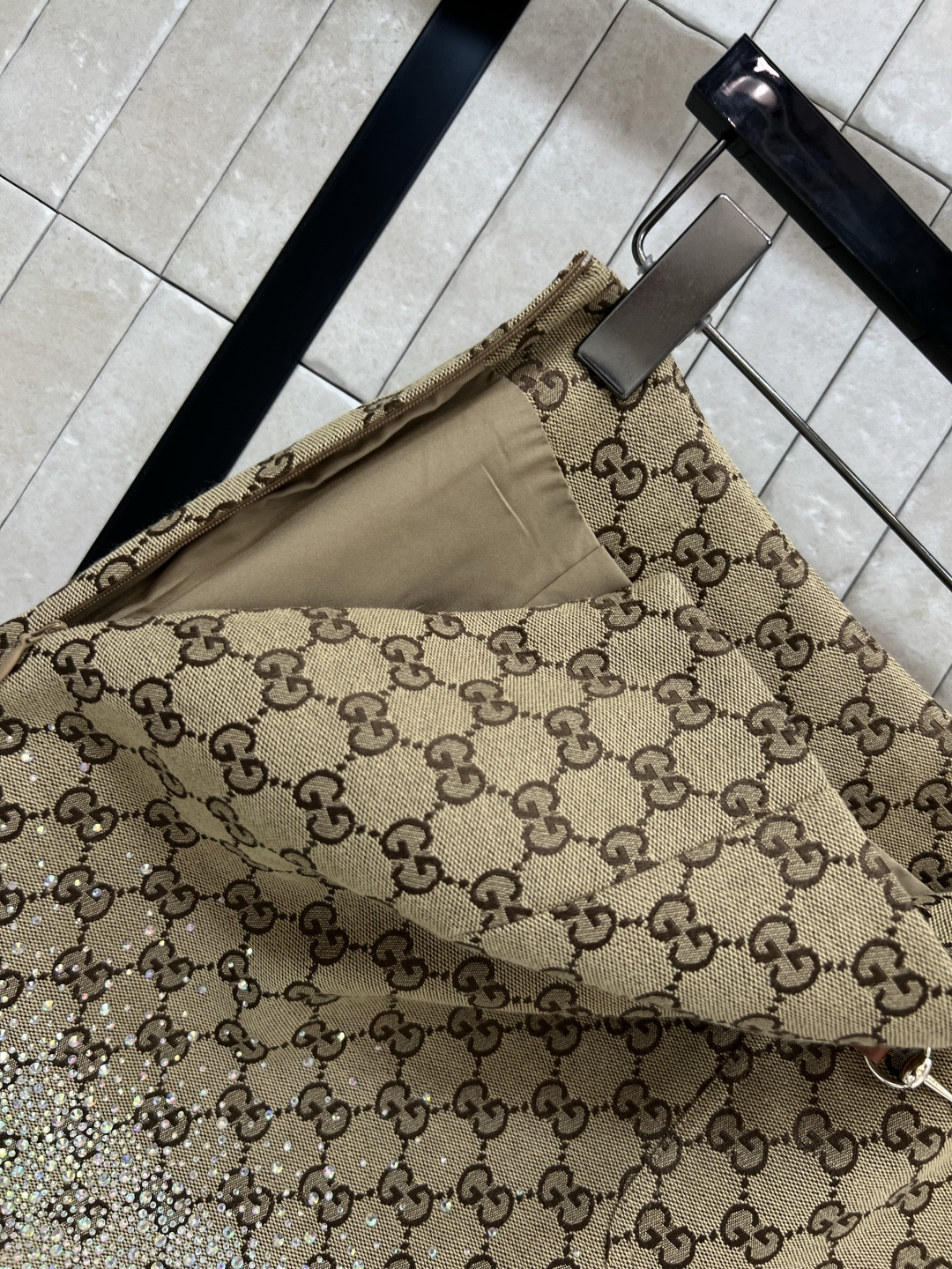 G家 25早秋新款 双G提花烫钻系列 翻领短袖衬衣+短袖连衣裙+包臀短裙 定制经典咖色双G提花面料 下摆