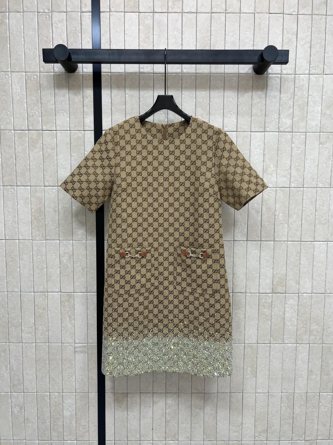 NO:467007,G Home 25 early autumn new style, double G jacquard ironing series, lapel short-sleeved shirt + short-sleeved dress + hip-covered skirt, customized classic brown double G jacquard fabric, high-temperature color diamond ironing technology, retro fashionable and high-end items, paired with the same series, slim and versatile, retro fashionable and high-end items, loose style, comfortable and versatile, not picky, casual commuting, all in one color, three codes, Size/S-M-L,, gucci, skirts, T-shirt, alexander wang19860909G家 25早秋新款 双G提花烫钻系列 翻领短袖衬衣+短袖连衣裙+包臀短裙 定制经典咖色双G提花面料 下摆高温彩色烫钻工艺 复古时髦又高级的单品 同系列搭配上身显瘦又百搭 复古时髦又高级的单品 宽松版型舒适百搭不挑人 休闲通勤都很不错一色三码 Size/S-M-L,,gucci,skirts,T-shirt,alexander wang,Women's clothing