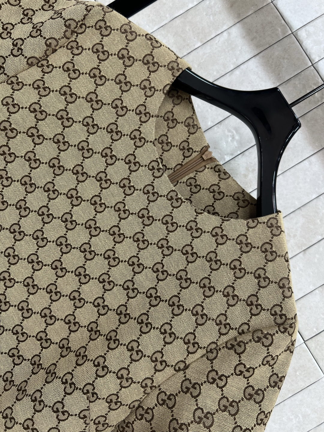 G家 25早秋新款 双G提花烫钻系列 翻领短袖衬衣+短袖连衣裙+包臀短裙 定制经典咖色双G提花面料 下摆