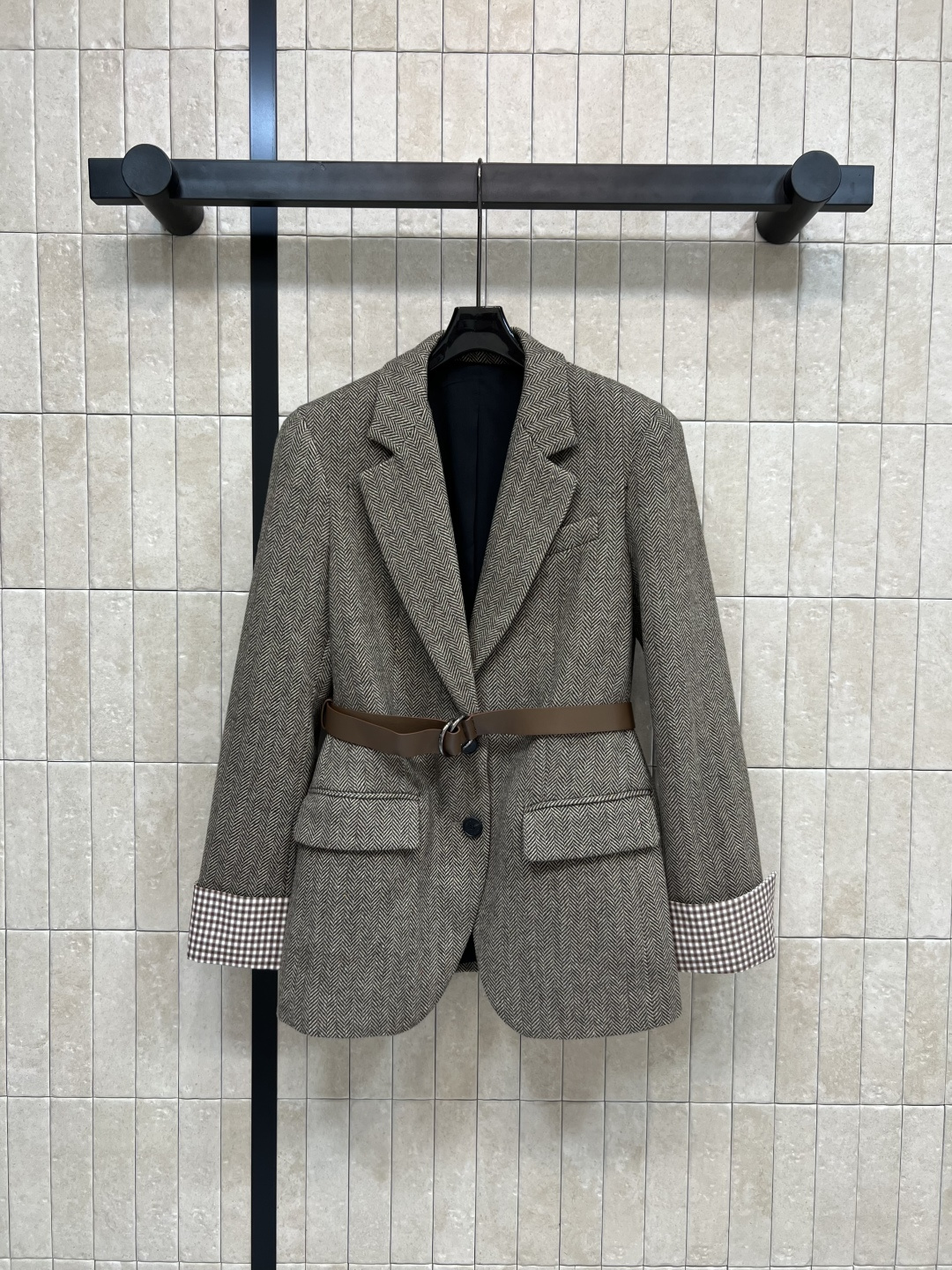 NO:468615,BC Home 25 early autumn new style woolen patchwork suit jacket Contrast color retro plaid splicing curly edge slit design with textured textured mid-length style of the gun knives huge temperament light brown slim and slim herringbone wool material with leather belt waist-hugging fashionable silhouette cut versatile and not picky. Excellent items for daily commuting retro modern style capable and cool 4-digit one color Size/S-M-L-XL, chanel, jackets & coats, business suit, alexander wang19860909BC家 25早秋新款 毛呢拼接格纹西装外套 衣袖撞色复古格纹拼接卷边开叉设计 自带纹理感 枪驳领中长款 巨显气质 浅棕色显瘦绝绝子 人字纹羊毛材质 搭配皮革腰带收腰 时髦廓形剪裁百搭不挑人 日常通勤绝佳单品 复古摩登范 干练酷帅 一色四码 Size/S-M-L-XL,,chanel,jackets & coats,business suit,alexander wang,Women's clothing