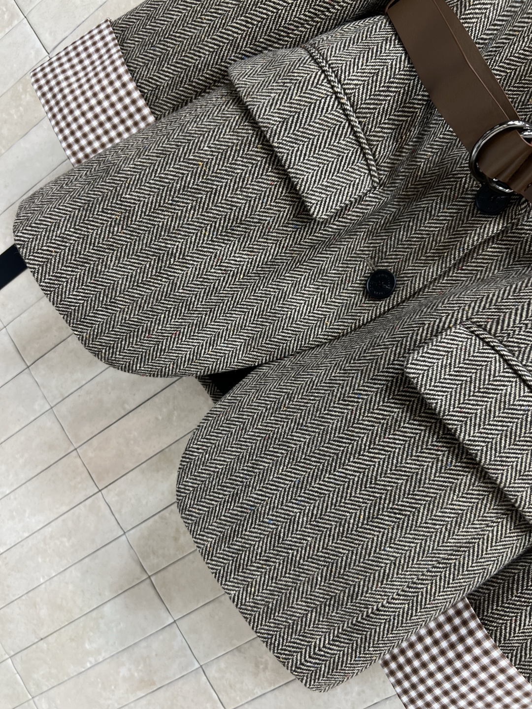 BC家 25早秋新款 毛呢拼接格纹西装外套 衣袖撞色复古格纹拼接卷边开叉设计 自带纹理感 枪驳领中长款 