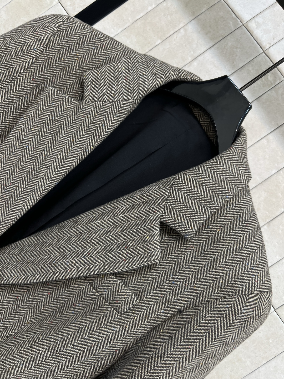 BC家 25早秋新款 毛呢拼接格纹西装外套 衣袖撞色复古格纹拼接卷边开叉设计 自带纹理感 枪驳领中长款 