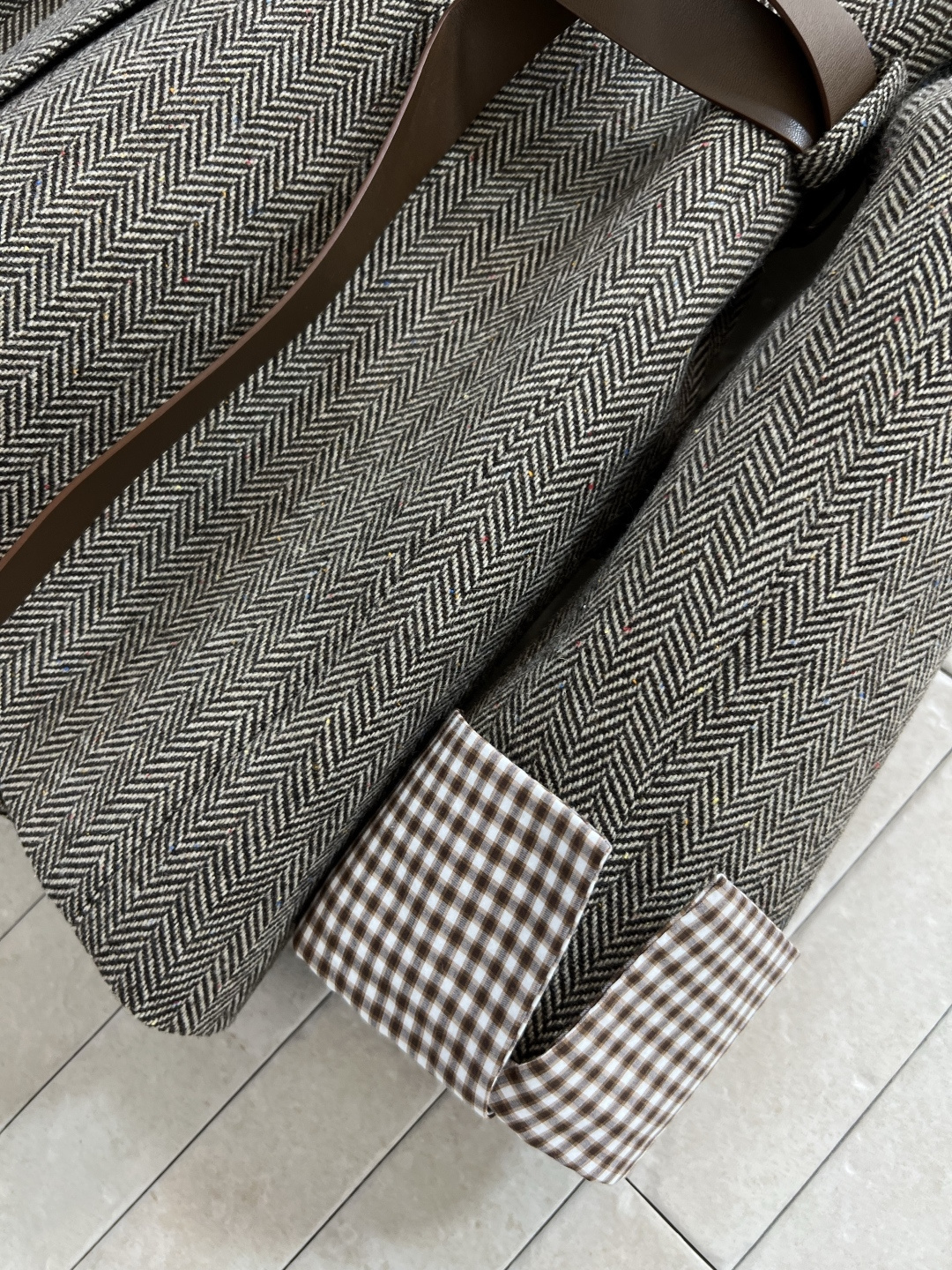 BC家 25早秋新款 毛呢拼接格纹西装外套 衣袖撞色复古格纹拼接卷边开叉设计 自带纹理感 枪驳领中长款 