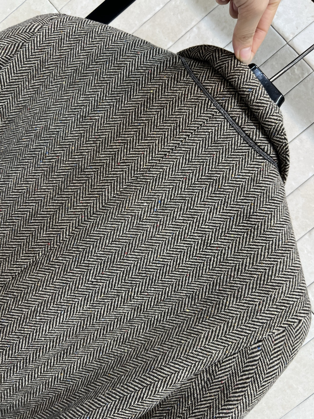 BC家 25早秋新款 毛呢拼接格纹西装外套 衣袖撞色复古格纹拼接卷边开叉设计 自带纹理感 枪驳领中长款 