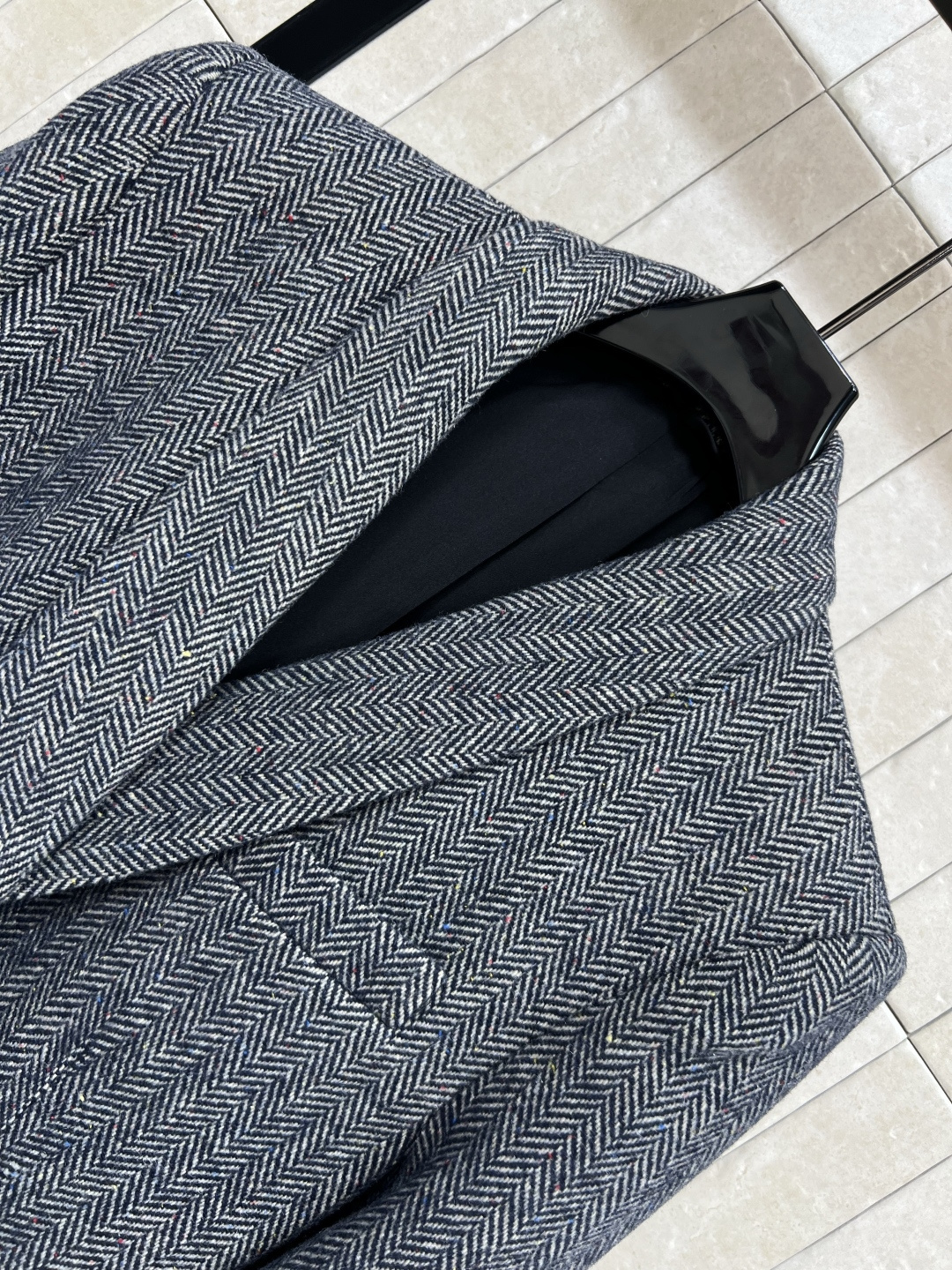 BC家 25早秋新款 毛呢西装外套 大气灰色 搭配皮革腰带收腰 复古时髦英伦风 上身气质翻倍  肉眼可见