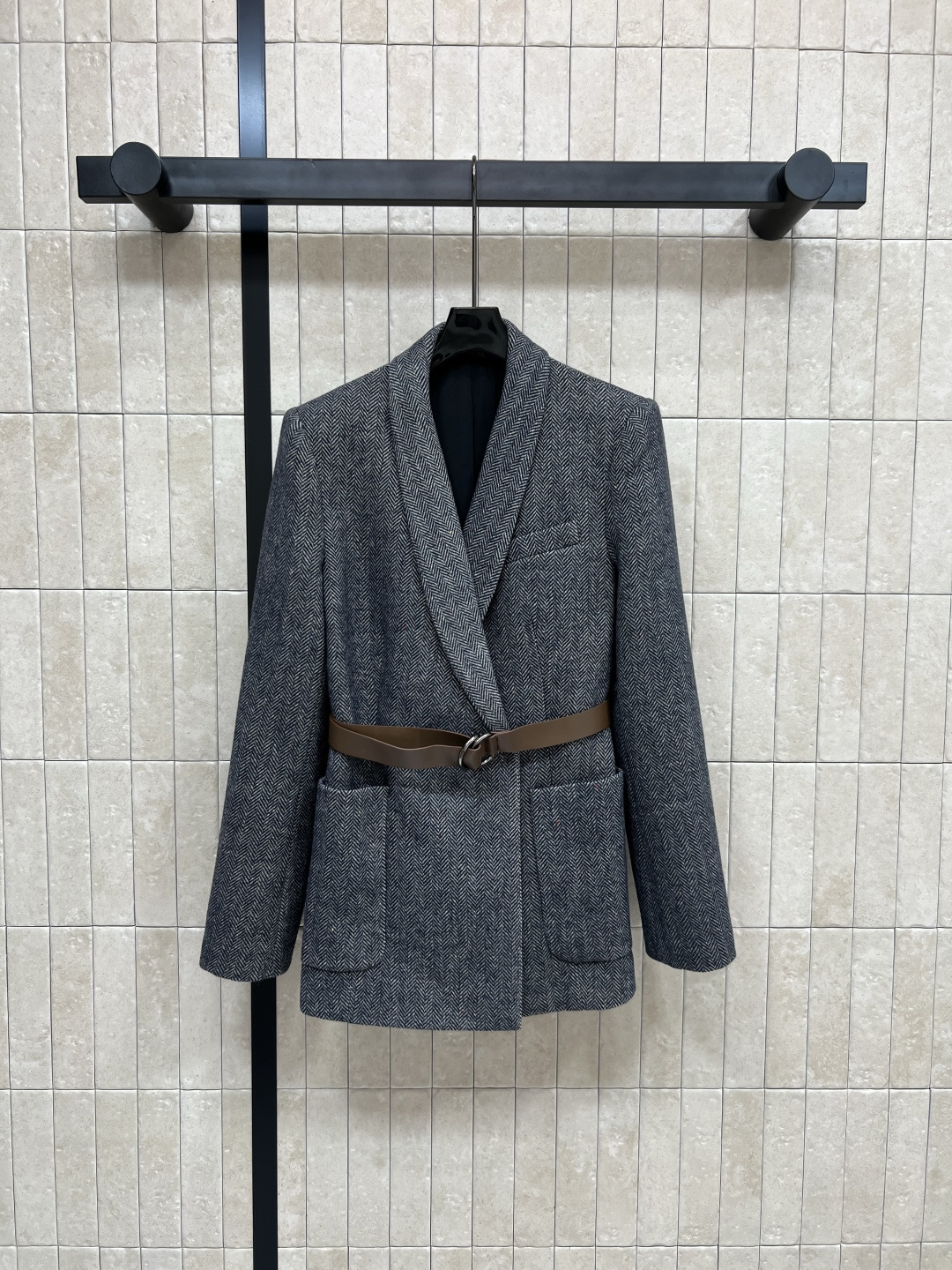 NO:468564,BC Home 25 early autumn new wool suit jacket Atmospheric gray Paired with leather belt waist Retro and fashionable British style Double the upper body temperament Visible nobleness Slimming and showing aura Slimming and showing aura Used with wool herringbone fabric High-quality texture Warm atmosphere in autumn and winter Casual and casual and not too rigid, easily matched to create a fashionable style of a girl with a 4-digit Size/S-M-L-XL, chanel, jackets & coats, business suit, alexander wang19860909BC家 25早秋新款 毛呢西装外套 大气灰色 搭配皮革腰带收腰 复古时髦英伦风 上身气质翻倍 肉眼可见的贵气感 显瘦显气场 采用羊毛人字纹面料 质感高级 秋冬温暖氛围感 休闲随性不会过于呆板 轻松搭配出时髦千金范 一色四码Size/S-M-L-XL,,chanel,jackets & coats,business suit,alexander wang,Women's clothing