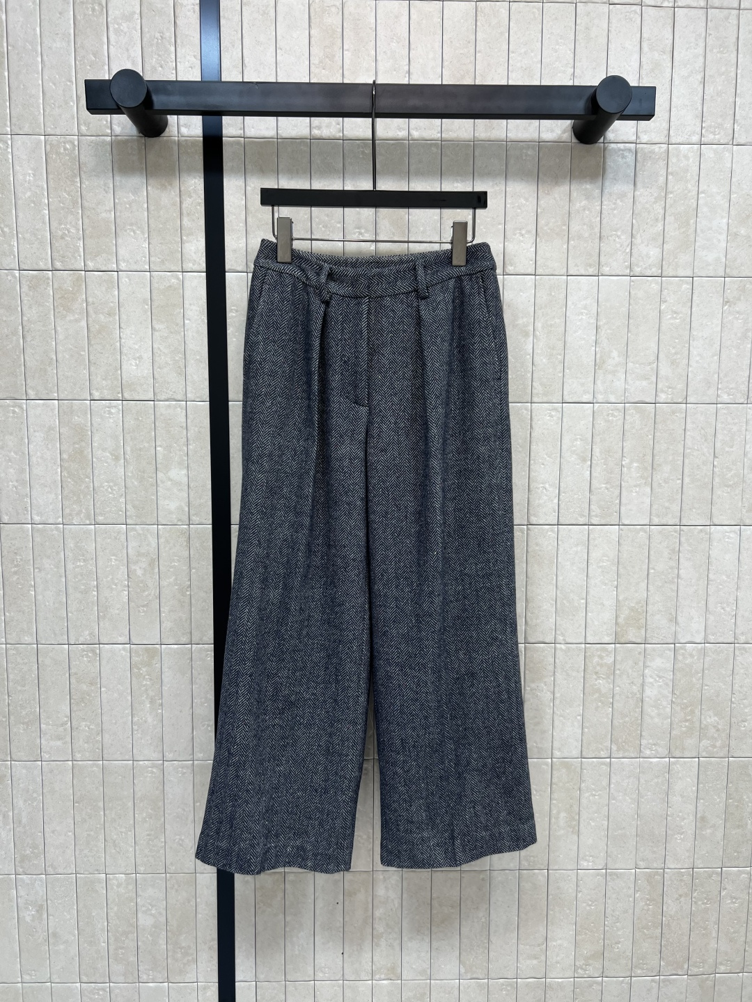 NO:468551,BC Home 25 early autumn new style wool casual pants fashionable and fashionable herringbone wool pants lazy and casual recommendations. Daily matching is too slim. Customized herringbone wool fabric. Very mature and elegant feeling. The upper body looks particularly long. Winter coats. Sweaters are all very good. The entire style covers the hips and makes you look slimming. A set of jackets in the same series is handsome and commuting. Four sizes in one color. Size/S-M-L-XL, chanel, jackets & coats, sweaters, alexander wang19860909BC家 25早秋新款 毛呢休闲裤 时髦洋气的人字纹羊毛裤 慵懒休闲推荐 日常搭配太显瘦啦 定制人字纹的羊毛面料 非常成熟气质的感觉 上身特别显腿长 冬天搭配大衣 毛衣都很好看 整个版型遮胯显瘦 搭配同系列外套一套上身帅气又通勤利落 一色四码 Size/S-M-L-XL,,chanel,jackets & coats,sweaters,alexander wang,Women's clothing