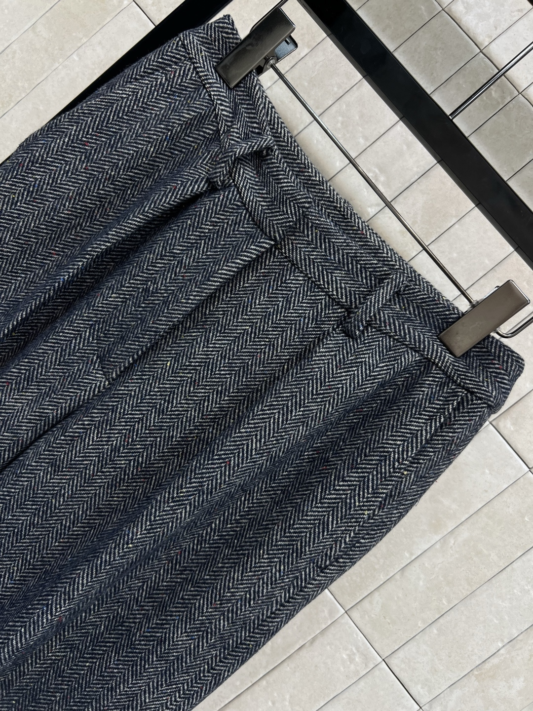 BC家 25早秋新款 毛呢休闲裤 时髦洋气的人字纹羊毛裤 慵懒休闲推荐 日常搭配太显瘦啦 定制人字纹的羊