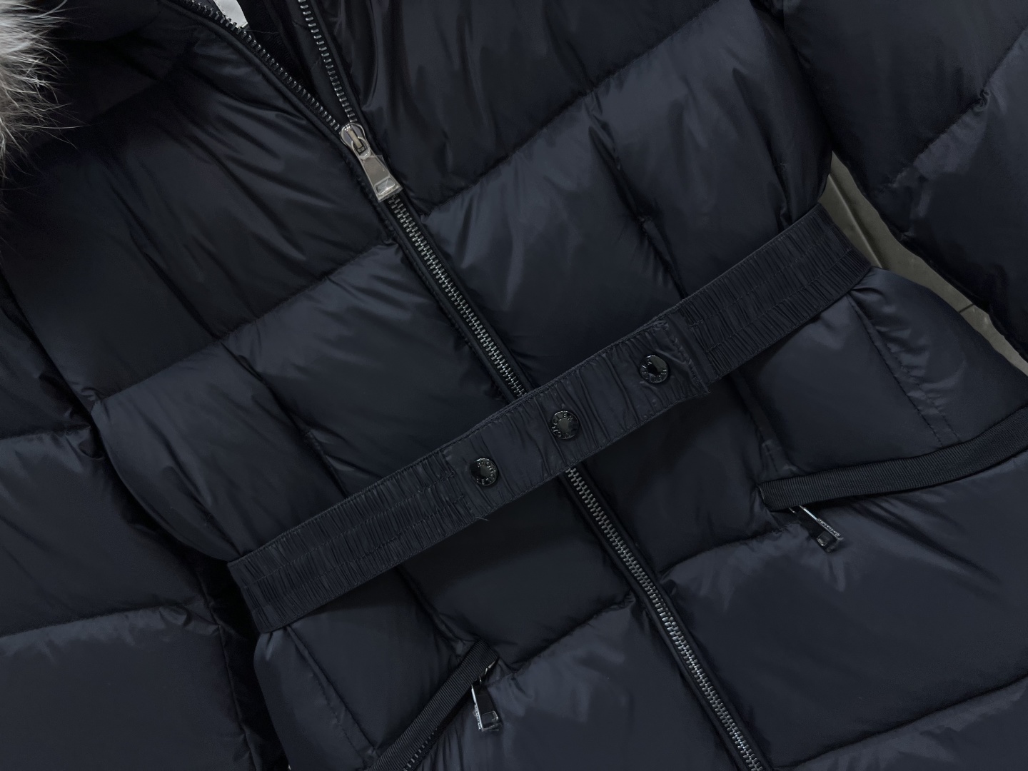 M家 25秋冬新款 大毛领短款连帽羽绒服 羽绒服中的经典爆款 冬季必备 定制的可拆卸大毛领 连帽短款羽绒