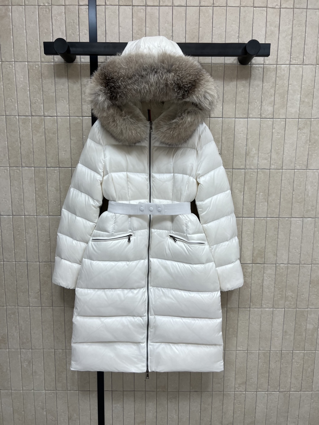M家 25秋冬新款 大毛领长款连帽羽绒服 羽绒服中的经典爆款 冬季必备 定制的可拆卸大毛领 连帽长款羽绒