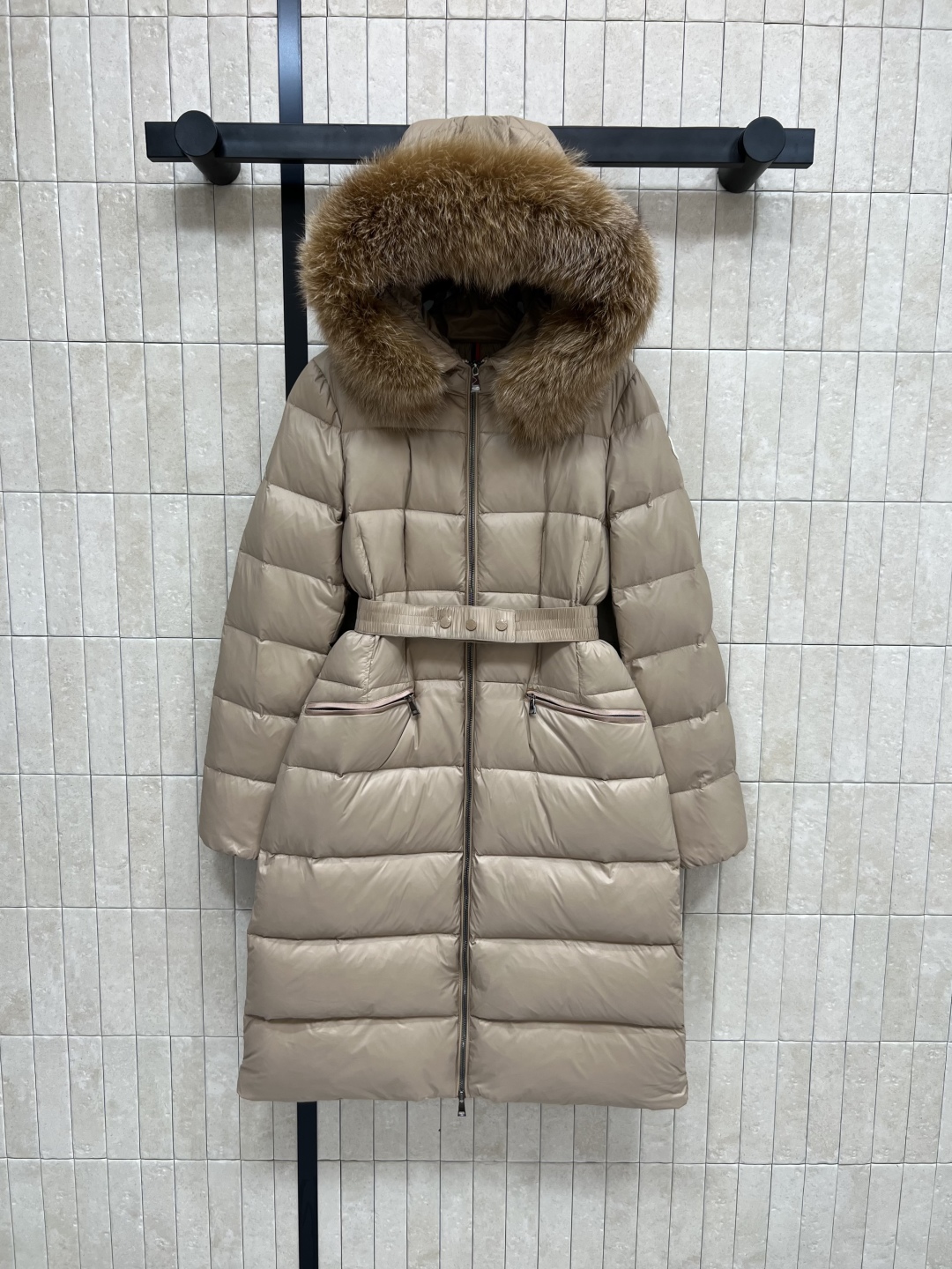 M家 25秋冬新款 大毛领长款连帽羽绒服 羽绒服中的经典爆款 冬季必备 定制的可拆卸大毛领 连帽长款羽绒