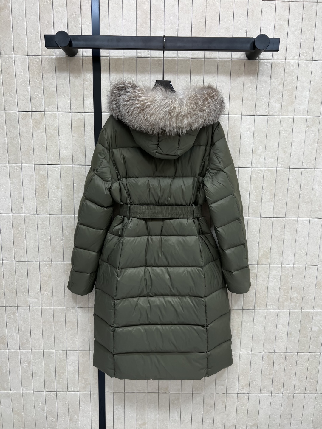 M家 25秋冬新款 大毛领长款连帽羽绒服 羽绒服中的经典爆款 冬季必备 定制的可拆卸大毛领 连帽长款羽绒