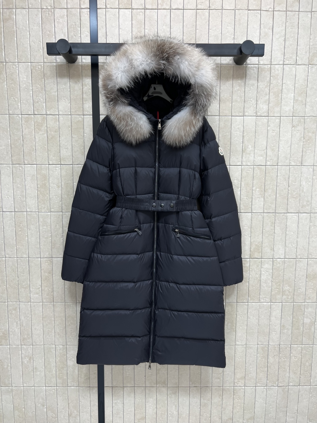 M家 25秋冬新款 大毛领长款连帽羽绒服 羽绒服中的经典爆款 冬季必备 定制的可拆卸大毛领 连帽长款羽绒