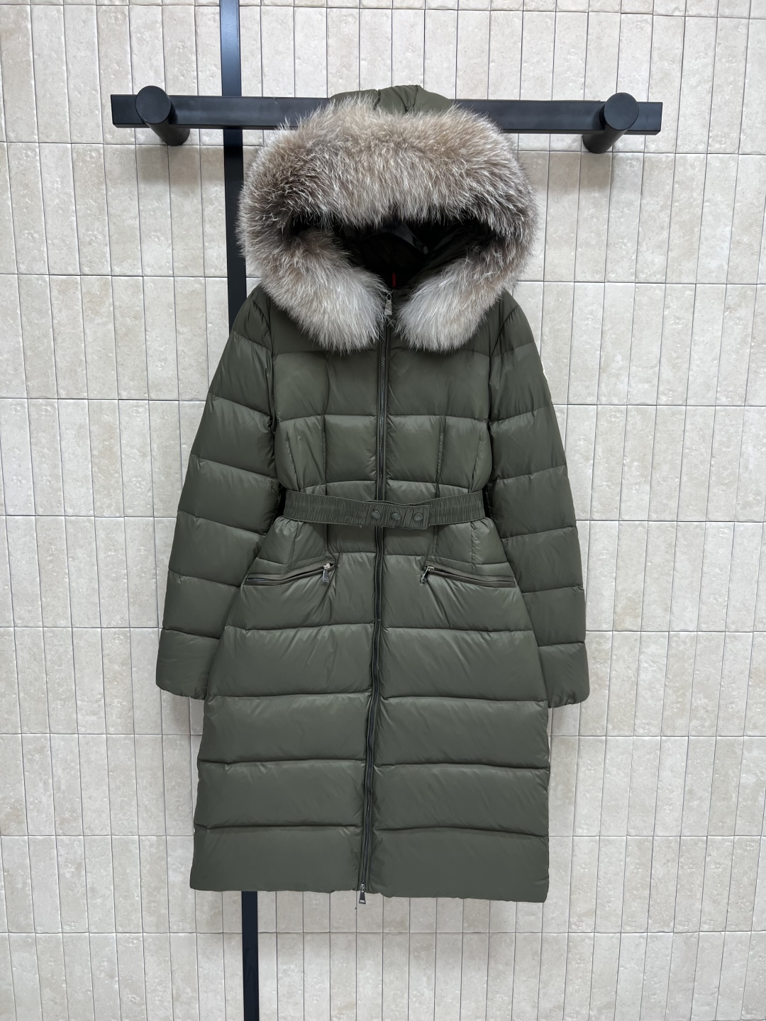 M家 25秋冬新款 大毛领长款连帽羽绒服 羽绒服中的经典爆款 冬季必备 定制的可拆卸大毛领 连帽长款羽绒