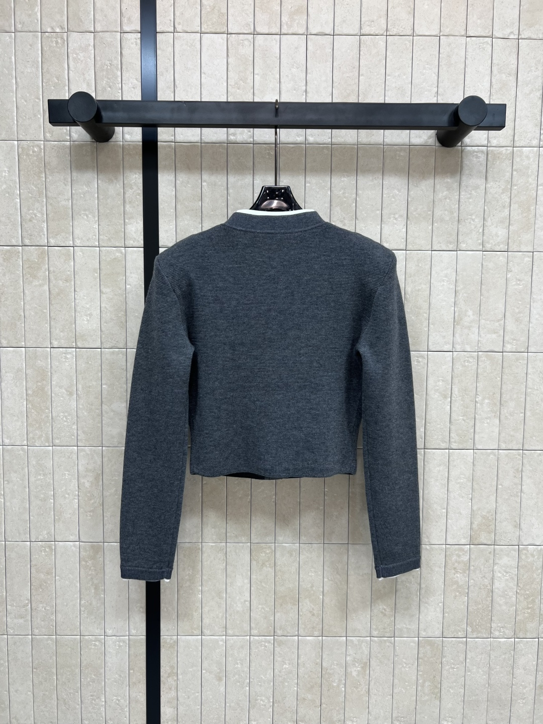 25早秋新款 灰色针织上衣  撞色圆领设计 领口包袋以及袖口呈撞色设计 立体针织花朵胸针装饰 层次丰富同