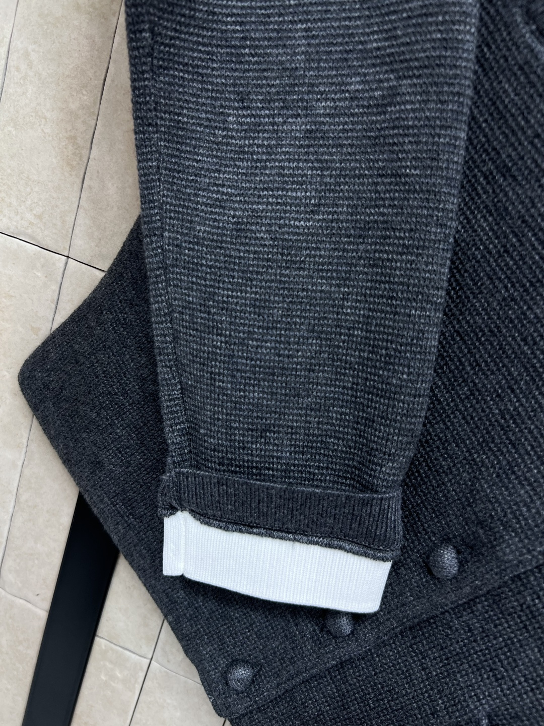 25早秋新款 灰色针织上衣  撞色圆领设计 领口包袋以及袖口呈撞色设计 立体针织花朵胸针装饰 层次丰富同