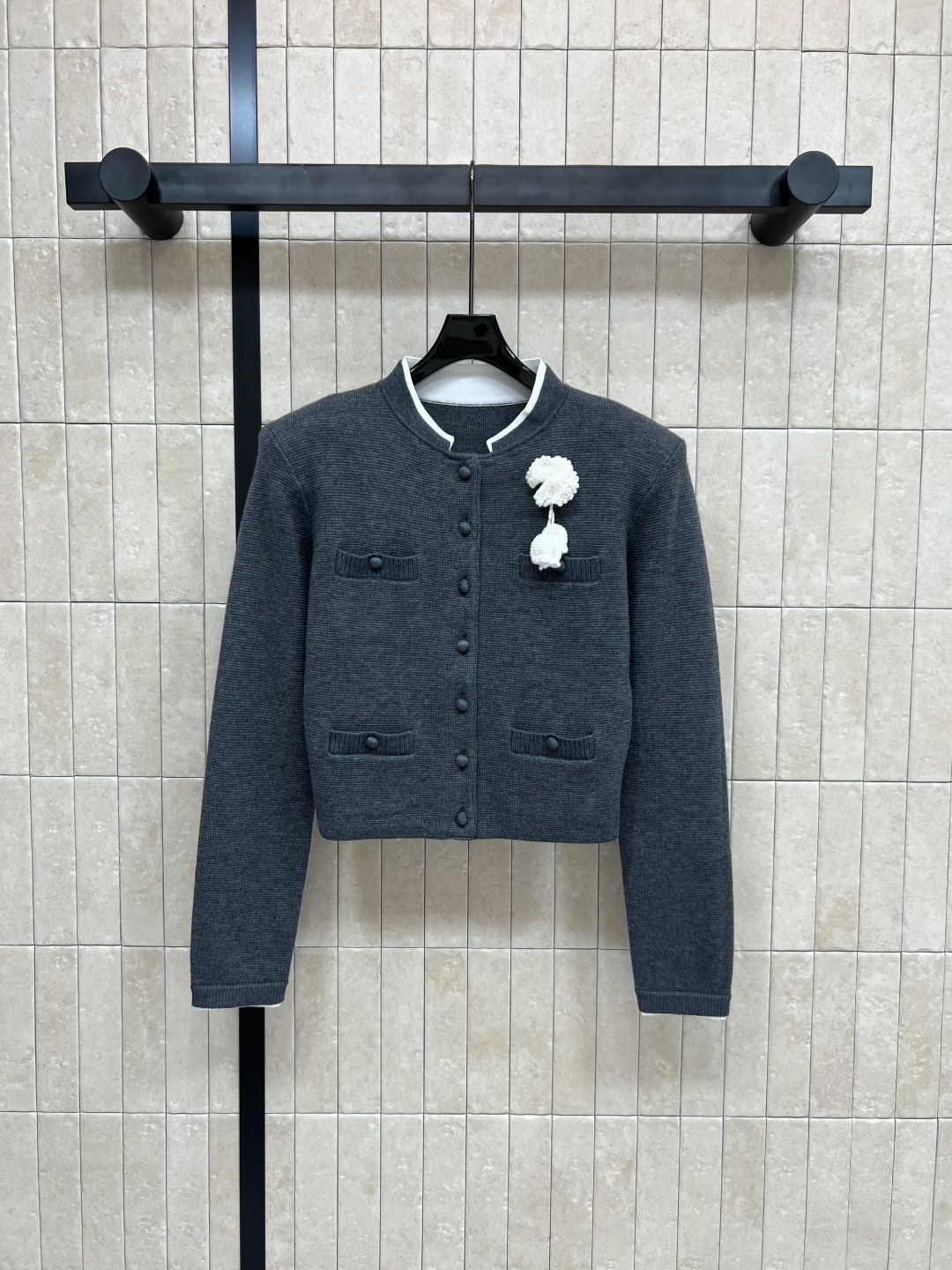 NO:468515,New style in early autumn, gray knitted top, contrasting color round neck design, collar bag and cuffs, contrasting color design, three-dimensional knitted flower brooch decoration, rich layers and excellent temperament, full of playfulness, commuting and partying, just right length, comfortable and versatile, one color, three-code Size/S-M-L,,brooch, breastpin, alexander wang19860909早秋新款 灰色针织上衣 撞色圆领设计 领口包袋以及袖口呈撞色设计 立体针织花朵胸针装饰 层次丰富同时 气质绝佳 俏皮感十足 通勤聚会两不误丽 恰到好处的衣长 舒适自在又百搭 一色三码Size/S-M-L,,brooch，breastpin,alexander wang,Women's clothing