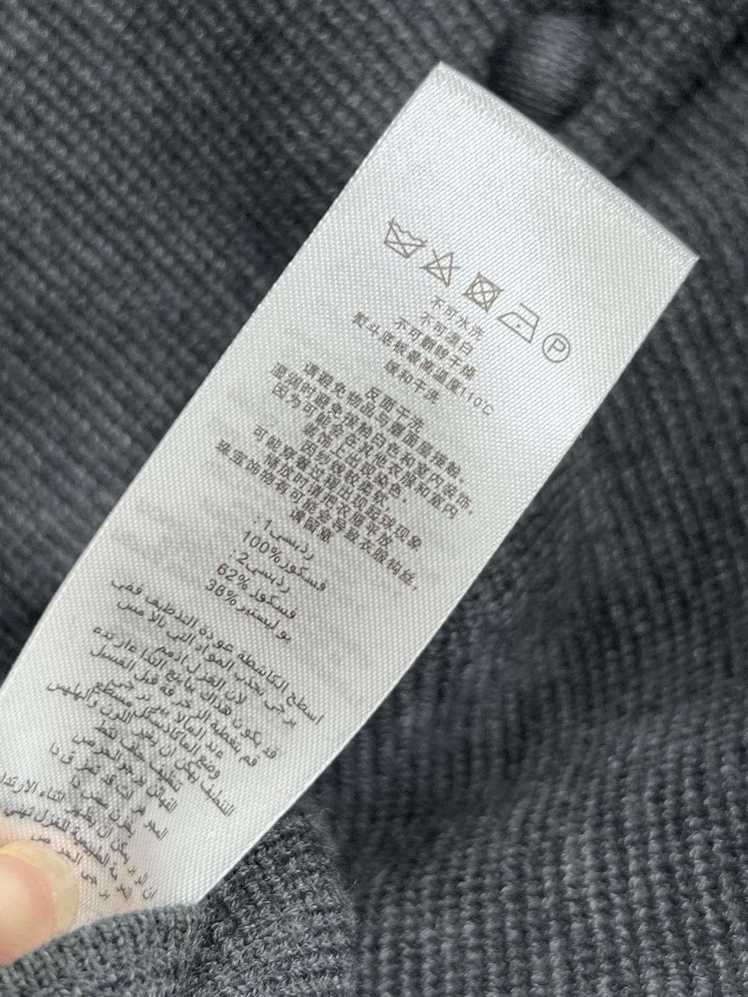 25早秋新款 灰色针织上衣  撞色圆领设计 领口包袋以及袖口呈撞色设计 立体针织花朵胸针装饰 层次丰富同