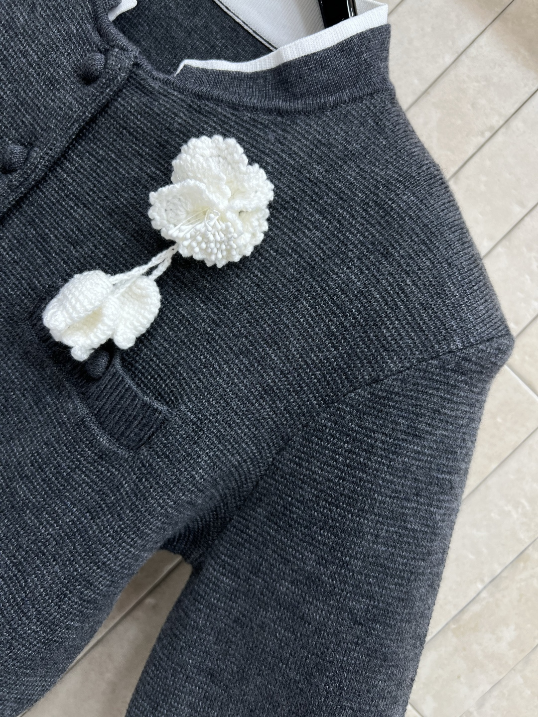 25早秋新款 灰色针织上衣  撞色圆领设计 领口包袋以及袖口呈撞色设计 立体针织花朵胸针装饰 层次丰富同