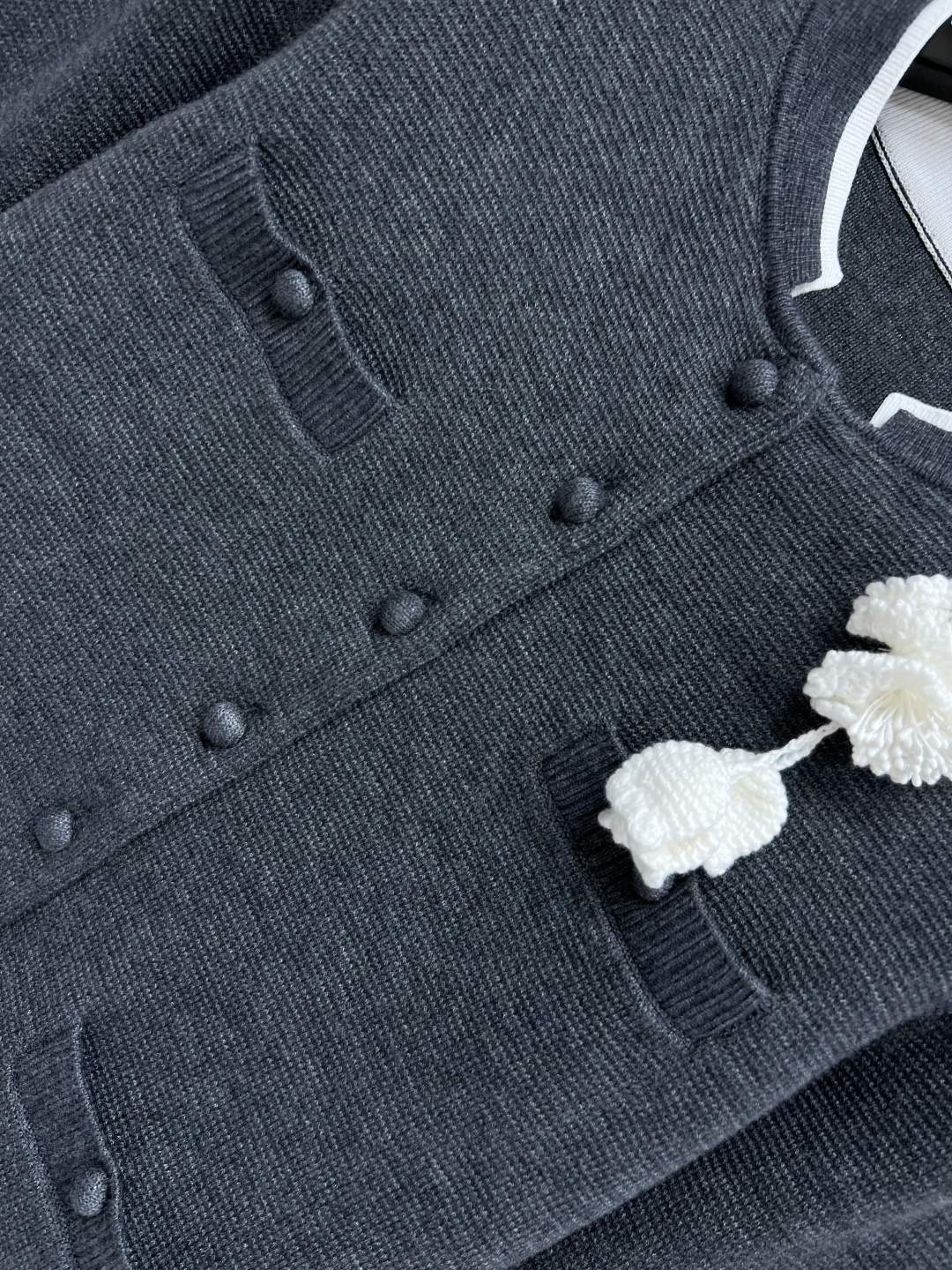 25早秋新款 灰色针织上衣  撞色圆领设计 领口包袋以及袖口呈撞色设计 立体针织花朵胸针装饰 层次丰富同