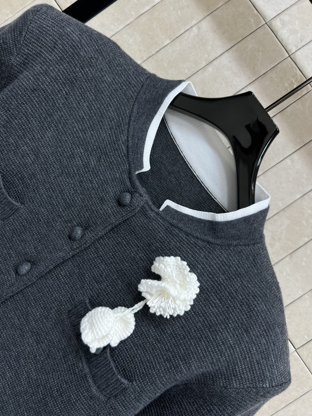 25早秋新款 灰色针织上衣  撞色圆领设计 领口包袋以及袖口呈撞色设计 立体针织花朵胸针装饰 层次丰富同