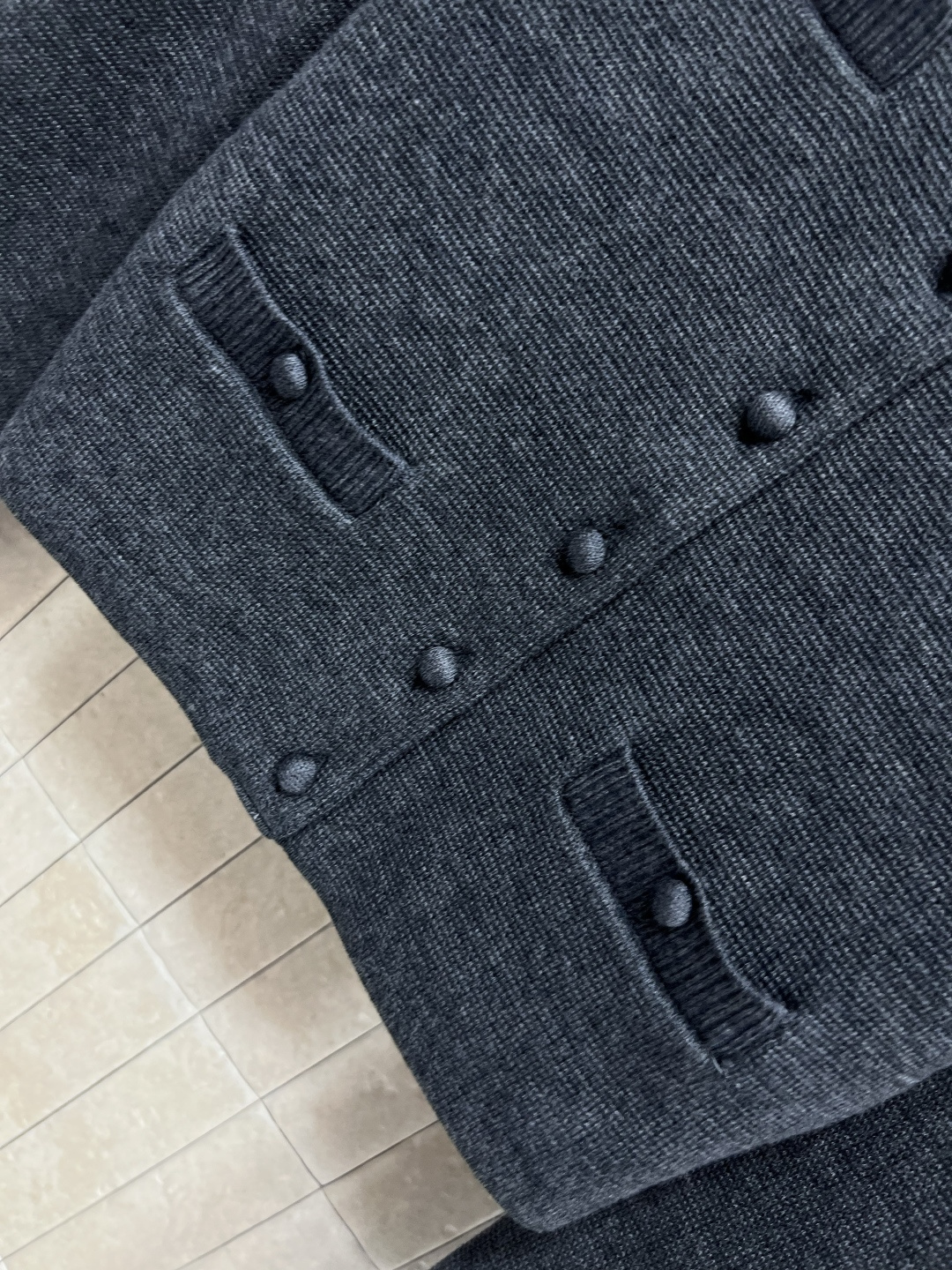 25早秋新款 灰色针织上衣  撞色圆领设计 领口包袋以及袖口呈撞色设计 立体针织花朵胸针装饰 层次丰富同