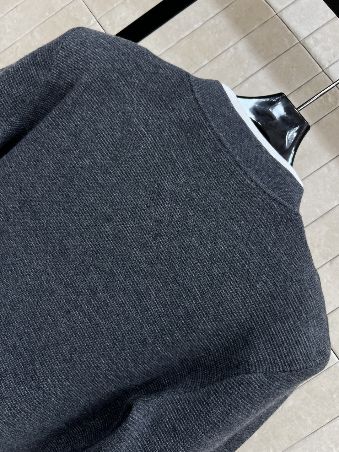 25早秋新款 灰色针织上衣  撞色圆领设计 领口包袋以及袖口呈撞色设计 立体针织花朵胸针装饰 层次丰富同