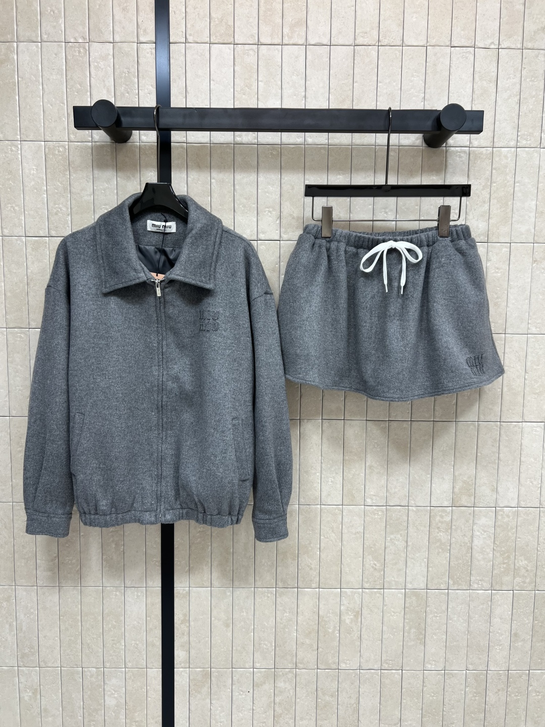 NO:468529,MIu Home 25 early autumn new style lapel jacket + mini skirt Classic neutral gray tone Basic versatile and not picky, it will reduce age when worn. Any body can be controlled with loose and spare chest. Classic embroidery custom cashmere fabric is highly recommended for daily casual temperament items, one color and three codes Size/S-M-L,,miumiu, skirts, jackets & coats, jackets & coats, alexander wang19860909外套短裙MIu家 25早秋新款 翻领夹克外套+迷你短裙 经典中性灰色调 基础百搭不挑人怎么穿都很减龄 任何身材都可驾驭宽松有余量胸前经典的刺绣定制山羊绒面料强烈推荐日常休闲气质单品一色三码 Size/S-M-L,,miumiu,skirts,jackets & coats,jackets & coats,alexander wang,Women's clothing