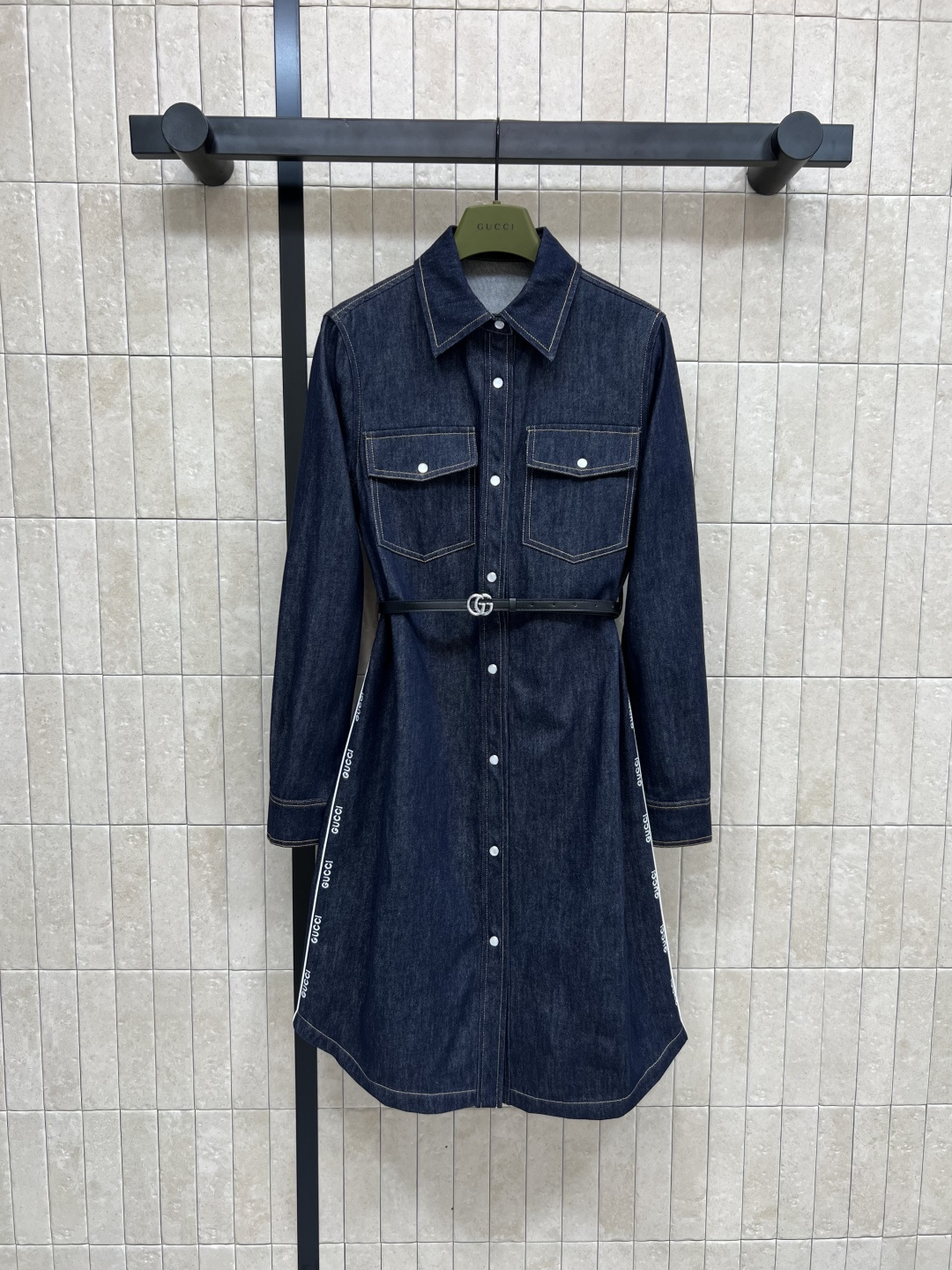 NO:468542,G Home 25 early autumn new model, exclusive opening, high-end fabric heavy-duty water washing process, natural tailoring and waist-closing design to modify body proportions, casual female protagonist's feeling, letter webbing decoration on both sides, top body super temperament, equipped with GG belt waist-closing, super invincible model that looks taller and thin, daily casual, simple and high-end, not picky, one color three codes SML, gucci, alexander wang19860909G家 25早秋新款 独家开定 高级面料重工洗水工艺 自然剪裁收腰设计修饰身材比例 随性大女主的感觉 两侧字母织带装饰 上身超级显气质 配有GG腰带收腰 超级无敌显高显瘦的一款 日常休闲 简约高级不挑人 一色三码 SML,,gucci,alexander wang,Women's clothing