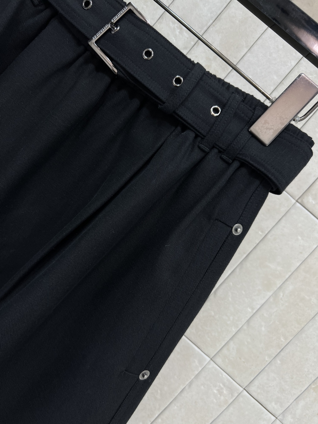 BC 25早秋 极简主义腰带半裙 高腰的设计 松紧腰身的舒适感 配有本布腰带搭配 双侧口袋有钉扣点缀 简