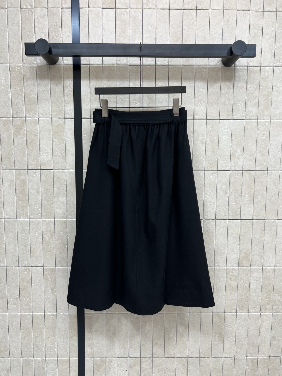 BC 25早秋 极简主义腰带半裙 高腰的设计 松紧腰身的舒适感 配有本布腰带搭配 双侧口袋有钉扣点缀 简