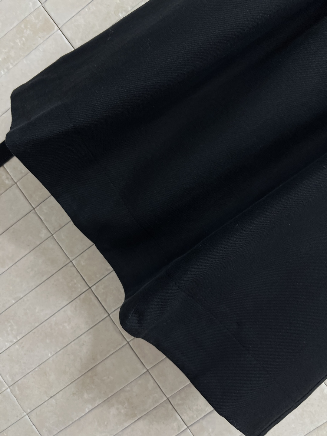 BC 25早秋 极简主义腰带半裙 高腰的设计 松紧腰身的舒适感 配有本布腰带搭配 双侧口袋有钉扣点缀 简