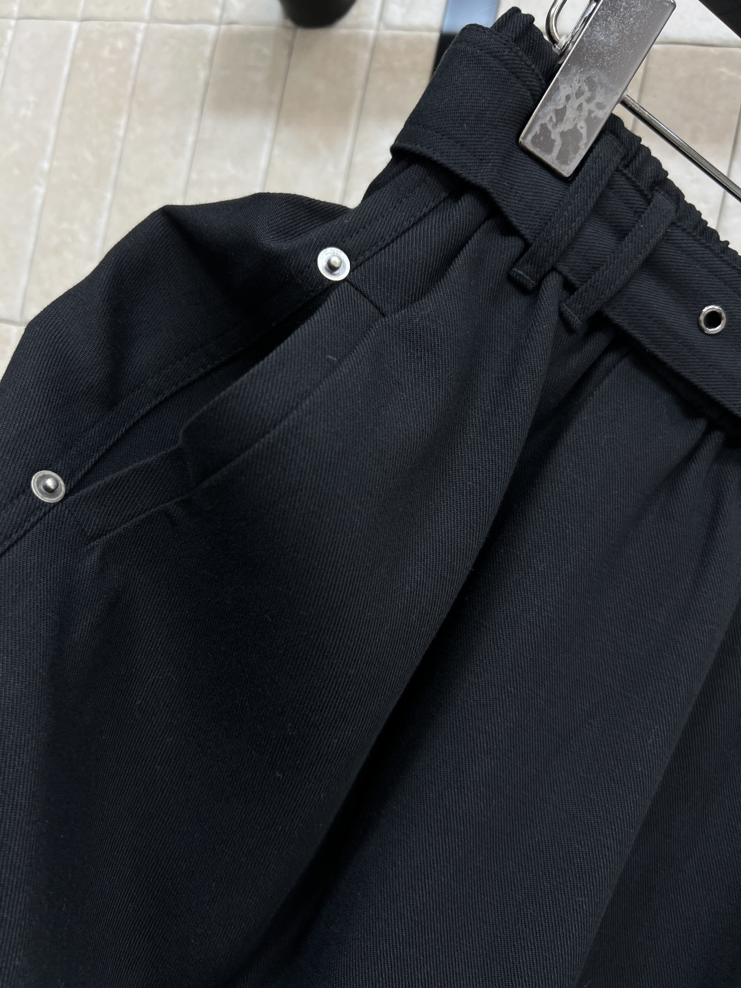 BC 25早秋 极简主义腰带半裙 高腰的设计 松紧腰身的舒适感 配有本布腰带搭配 双侧口袋有钉扣点缀 简