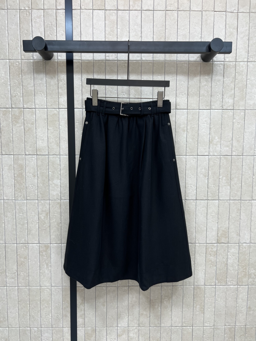 NO:468600,BC 25 Early Fall Minimalist belt skirt High waist design Comfortable with elastic waist belt Matched with this cloth pocket with nail buckle embellishment Simple and generous Can be worn alone or with a vest very elegant Customized Tennis linen fabric Comfortable and fashionable Two colors and three codes, Skirts, Alexander wang19860909BC 25早秋 极简主义腰带半裙 高腰的设计 松紧腰身的舒适感 配有本布腰带搭配 双侧口袋有钉扣点缀 简约又大方 能单穿也能搭配马甲 非常的显气质 定制天丝亚麻面料 舒适又有时尚感 两色三码,,skirts,alexander wang,Women's clothing