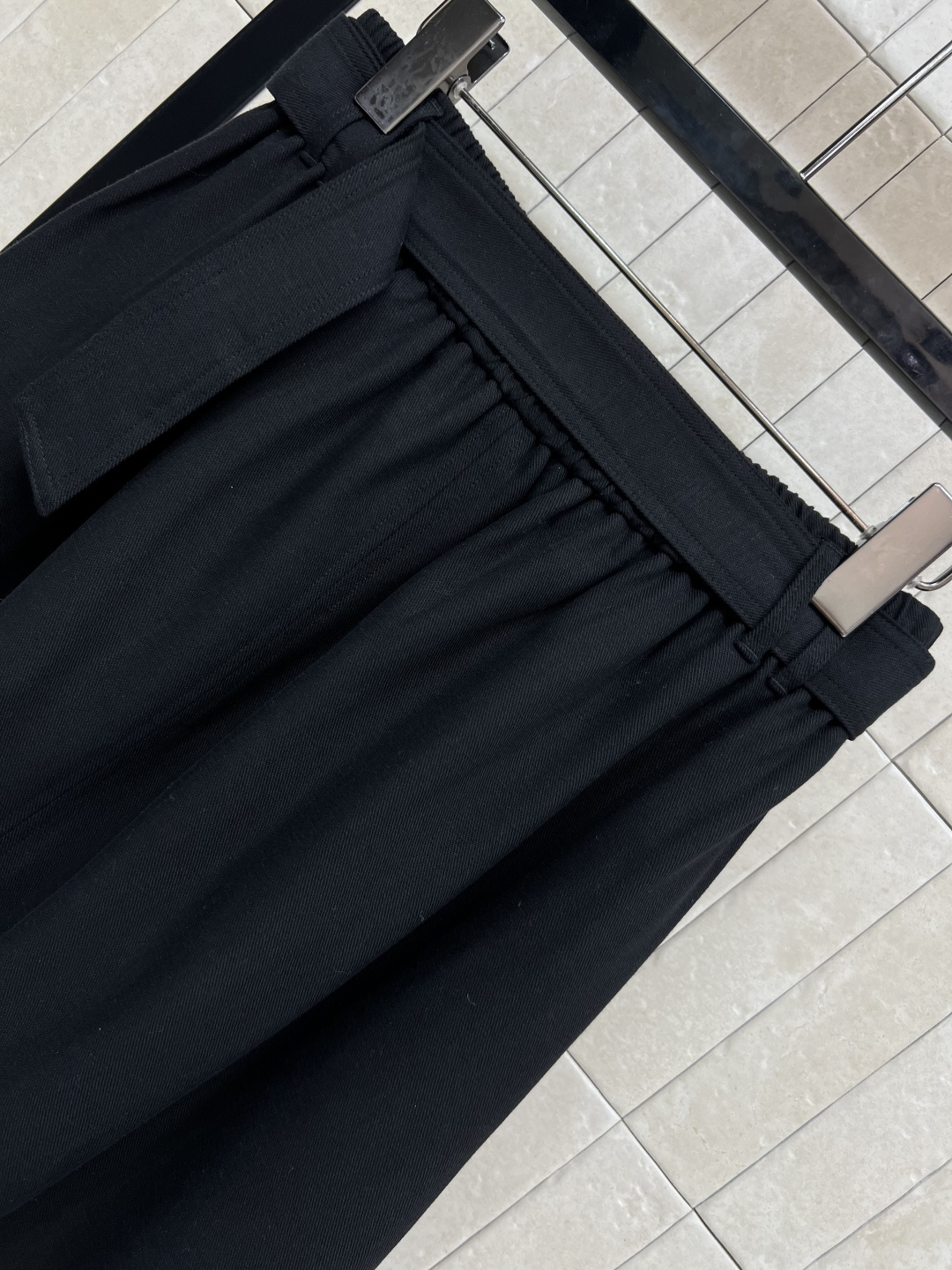 BC 25早秋 极简主义腰带半裙 高腰的设计 松紧腰身的舒适感 配有本布腰带搭配 双侧口袋有钉扣点缀 简