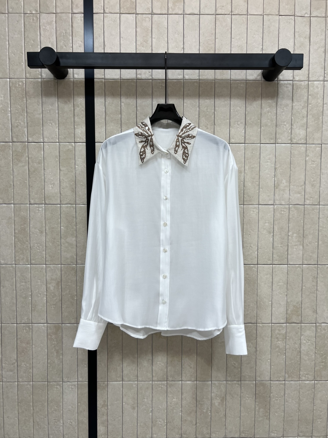 NO:468608,New early autumn style, sequin embroidered lapel linen shirt, heavy industry embroidered sequin lapel design, just right silhouette cut, the upper body is not picky at all, it is also a great bonus to match with various suit jackets, versatile and not picky at all, one color, three sizes,, jackets & coats, alexander wang19860909早秋新款 亮片刺绣翻领亚麻衬衣 重工刺绣亮片小翻领设计 恰到好处的廓形剪裁 上身完全不挑人 搭配各种西服外套也是超加分 百搭不挑人 一色三码,,jackets & coats,alexander wang,Women's clothing