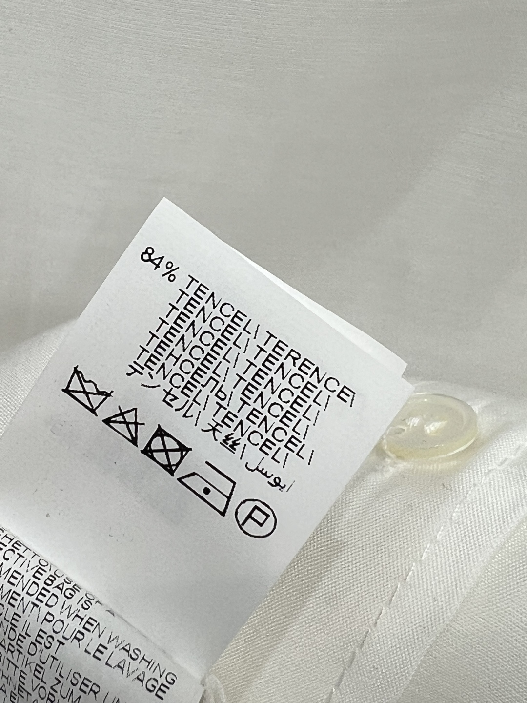 25早秋新款 亮片刺绣翻领亚麻衬衣 重工刺绣亮片小翻领设计 恰到好处的廓形剪裁 上身完全不挑人 搭配各种