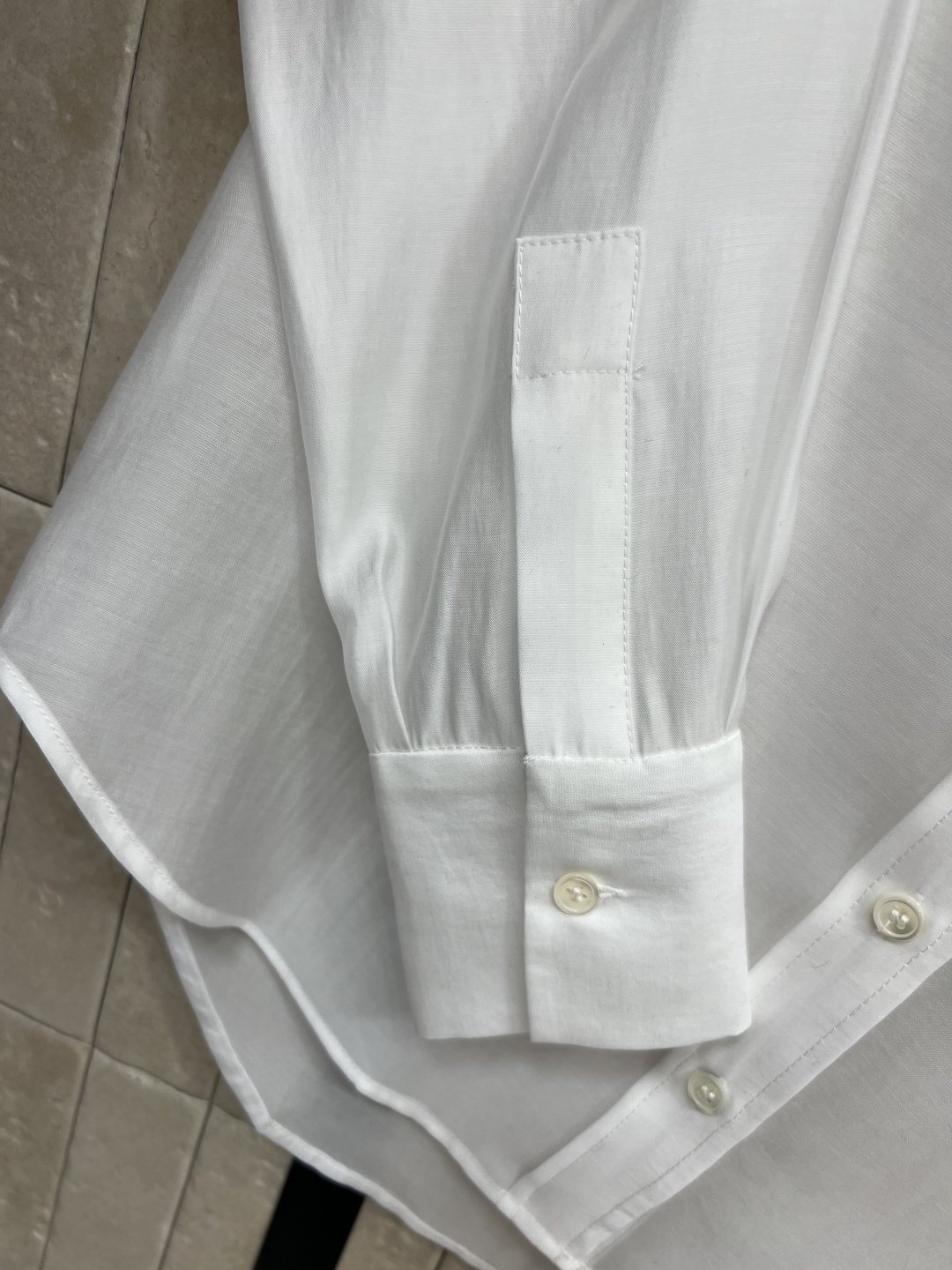 25早秋新款 亮片刺绣翻领亚麻衬衣 重工刺绣亮片小翻领设计 恰到好处的廓形剪裁 上身完全不挑人 搭配各种